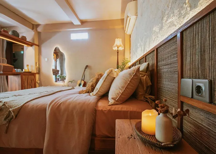 Earthy Cave Retreat At Bond Cave Near Canggu
